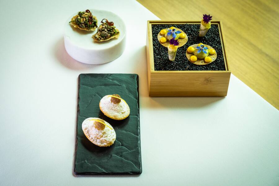 Tarik Lange Chef Restaurant Parkhaus 2022: Artischockensphäre, Entenschenkelsalat, Passionsfrucht Chevice von der Hiramasa Gelbschwanzmakrele, frittierter Ziegenkäseravioli