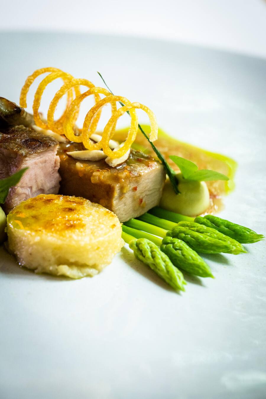 Tarik Lange Chef Restaurant Parkhaus 2022: Schulterspitz und Brust vom Kalb, Artischocken, Bärlauch, wilder grüner Spargel, griechische Sauce