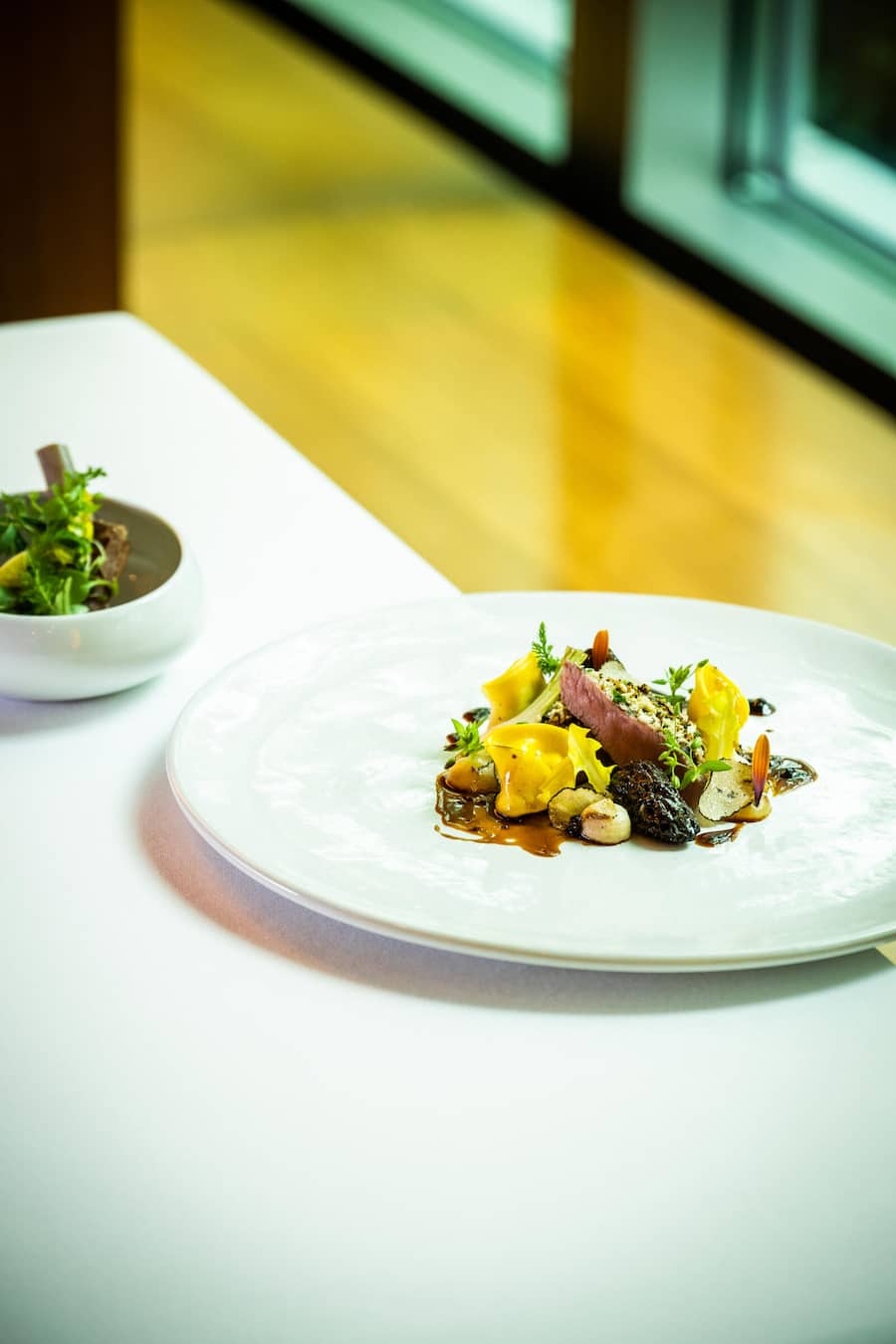 Tarik Lange Chef Restaurant Parkhaus 2022: Schweizer Weidel-Lammnierstück und Spareripe, Morcheln, Trüffelcappeletti, Lauchstangen, Boskop-Apfel