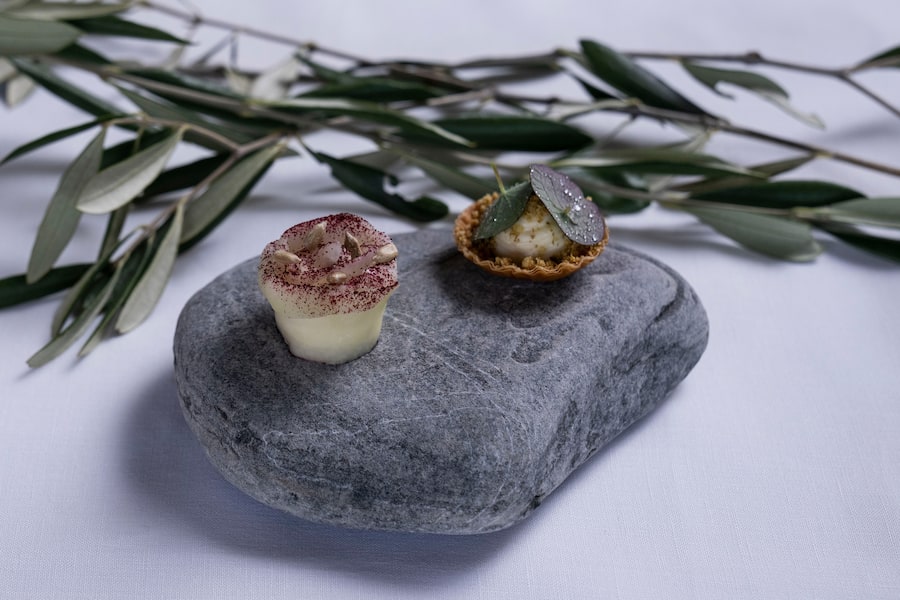 12.06.2022; Fläsch: Mercedes EQE - Weingut Davaz; Pascal Steffen und Sven Wassmer vor dem Mercedes EQE. © Valeriano Di Domenico