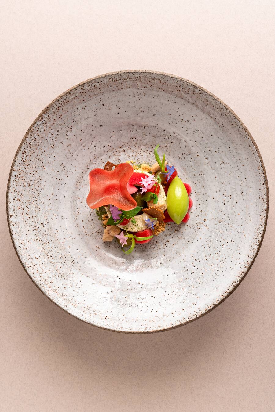 Rhabarber- und Weizengras-Sorbet mit Japonais-Boden und Knäckebrot - Restaurant Magdalena, Rickenbach (SZ) - Dominik Hartmann, Chefkoch - Copyright Olivia Pulver - April 2022