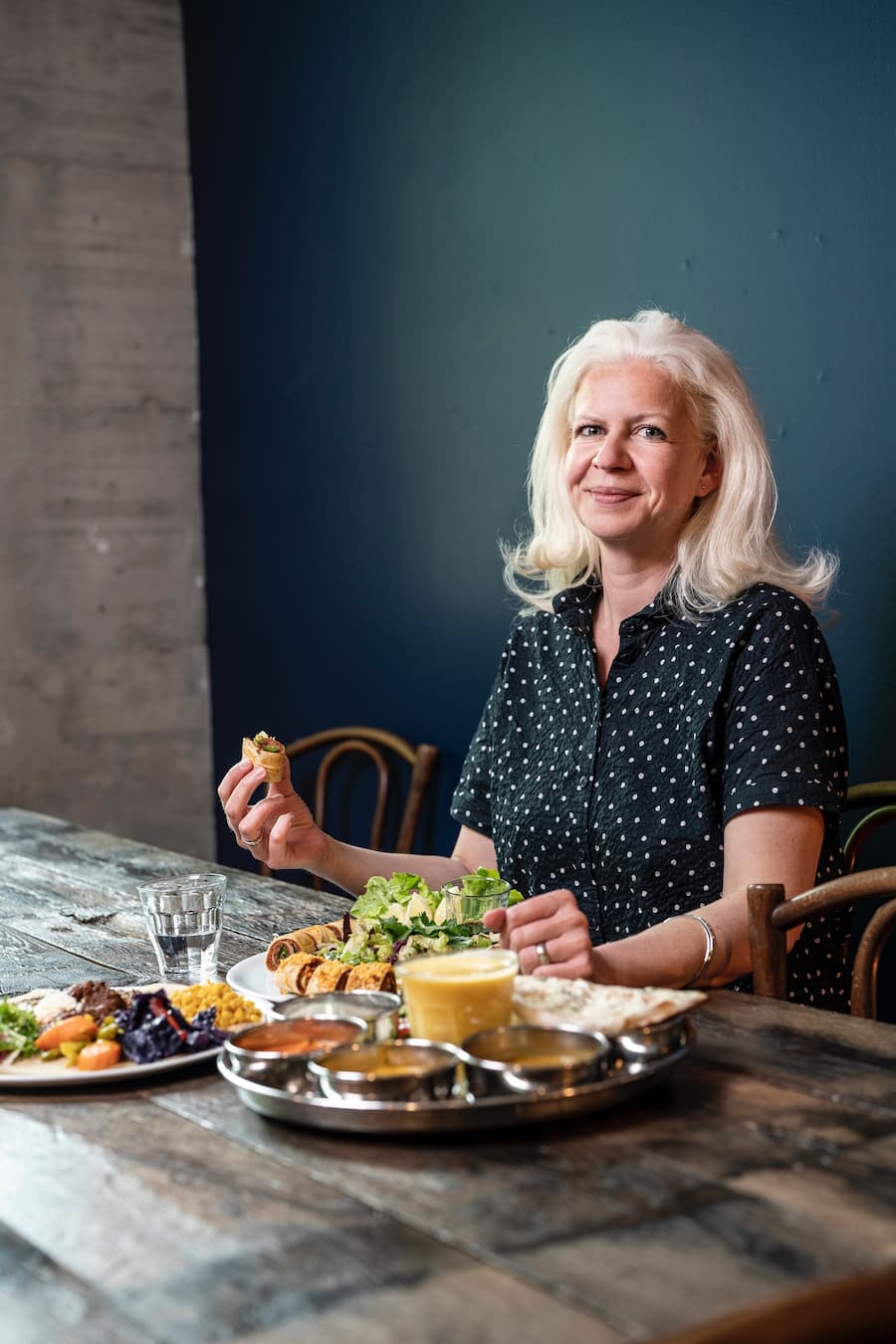 Simone Jones Chef-Foodscout bei Betty Bossi, in der Markthalle in Basel, am Degustieren einer Köfte