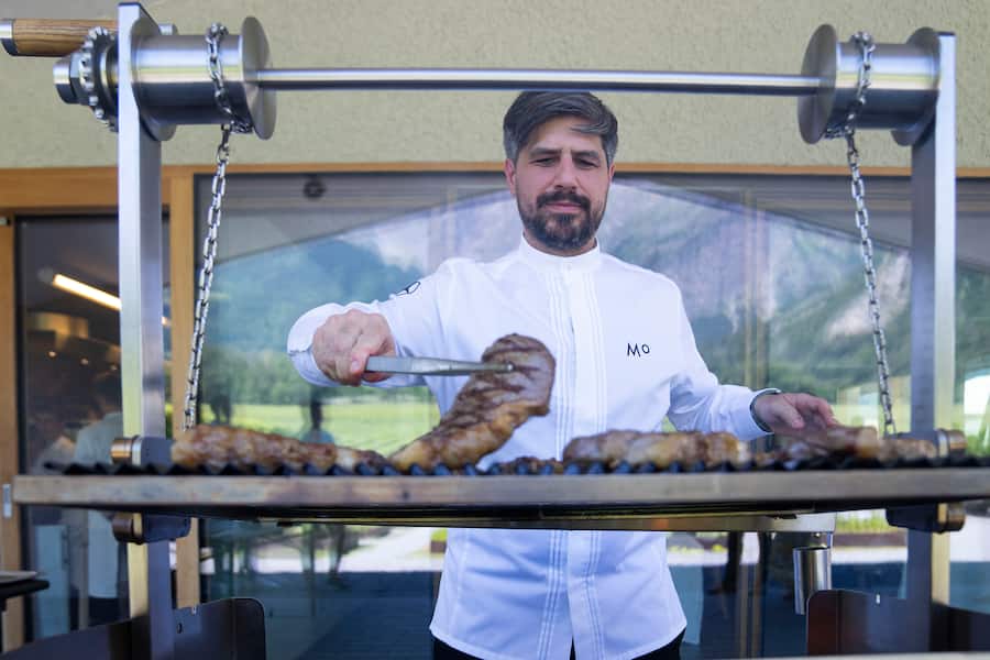 12.06.2022; Fläsch: Mercedes EQE - Weingut Davaz; Sven Wassmer bereitet das Fleisch auf dem Azado Grill vor. © Valeriano Di Domenico