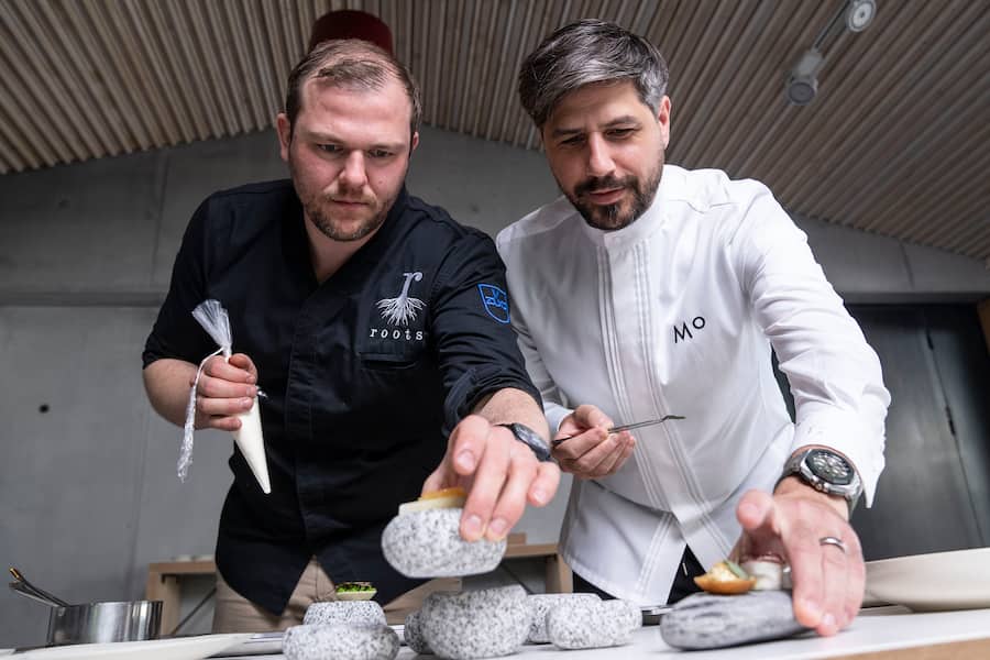 12.06.2022; Fläsch: Mercedes EQE - Weingut Davaz; Pascal Steffen und Sven Wassmer bereiten die Amuses bouches vor. © Valeriano Di Domenico