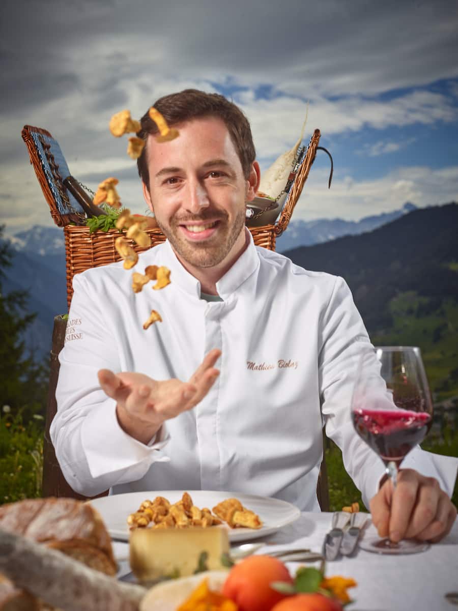 Verbier,  le 6 juin 2022 ,Mathieu Biollaz, du Restaurant les touristes à Martigny, Gregoire Antonin du Nouvo Bourg à Saillon et Aline Menetrey de Taratata à Verbier se préparent aux tables éphémères du 1er Wine Festival de Verbier © Sedrik Nemeth