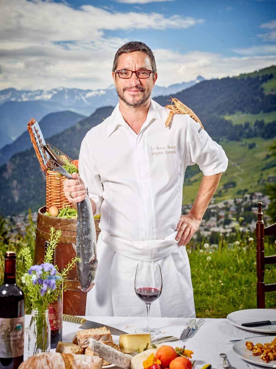 Verbier,  le 6 juin 2022 ,Mathieu Biollaz, du Restaurant les touristes à Martigny, Gregoire Antonin du Nouvo Bourg à Saillon et Aline Menetrey de Taratata à Verbier se préparent aux tables éphémères du 1er Wine Festival de Verbier © Sedrik Nemeth