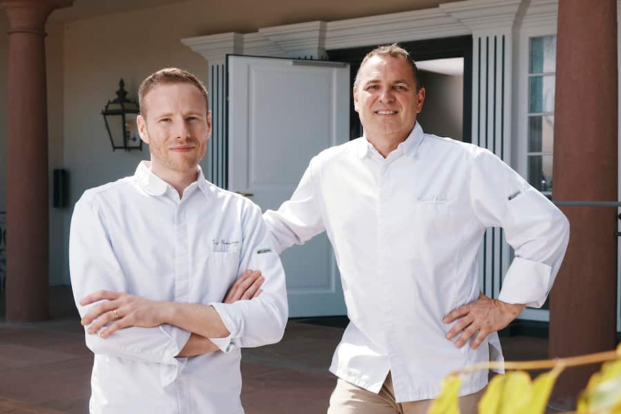 Villa Winzerpark, Winzerweg 5, 4123 Allschwil, Koch: Luc Nunninger. Gastgeber: Martial Kastner (r.). 08.06.2022, Foto Lucia Hunziker