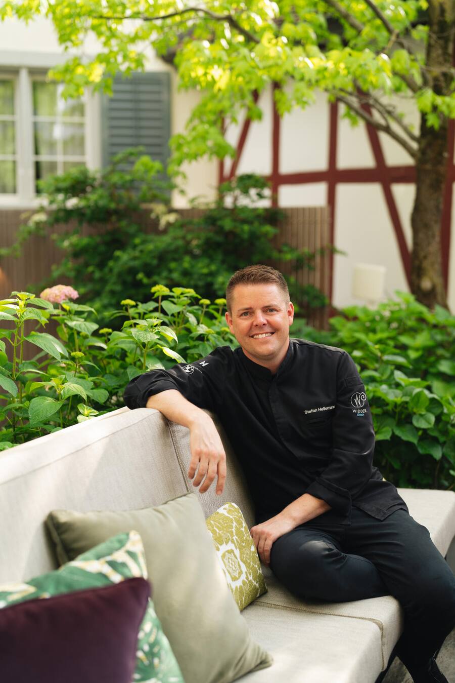 Stefan Heilemann - Widder Garden Neueröffnung Zürich - Widder-Barchef Wolfgang Mayer mixt die Drinks, dazu gibts BBQ und Snacks von Tino Staub - 19. Mai 2022 - Copyright Olivia Pulver