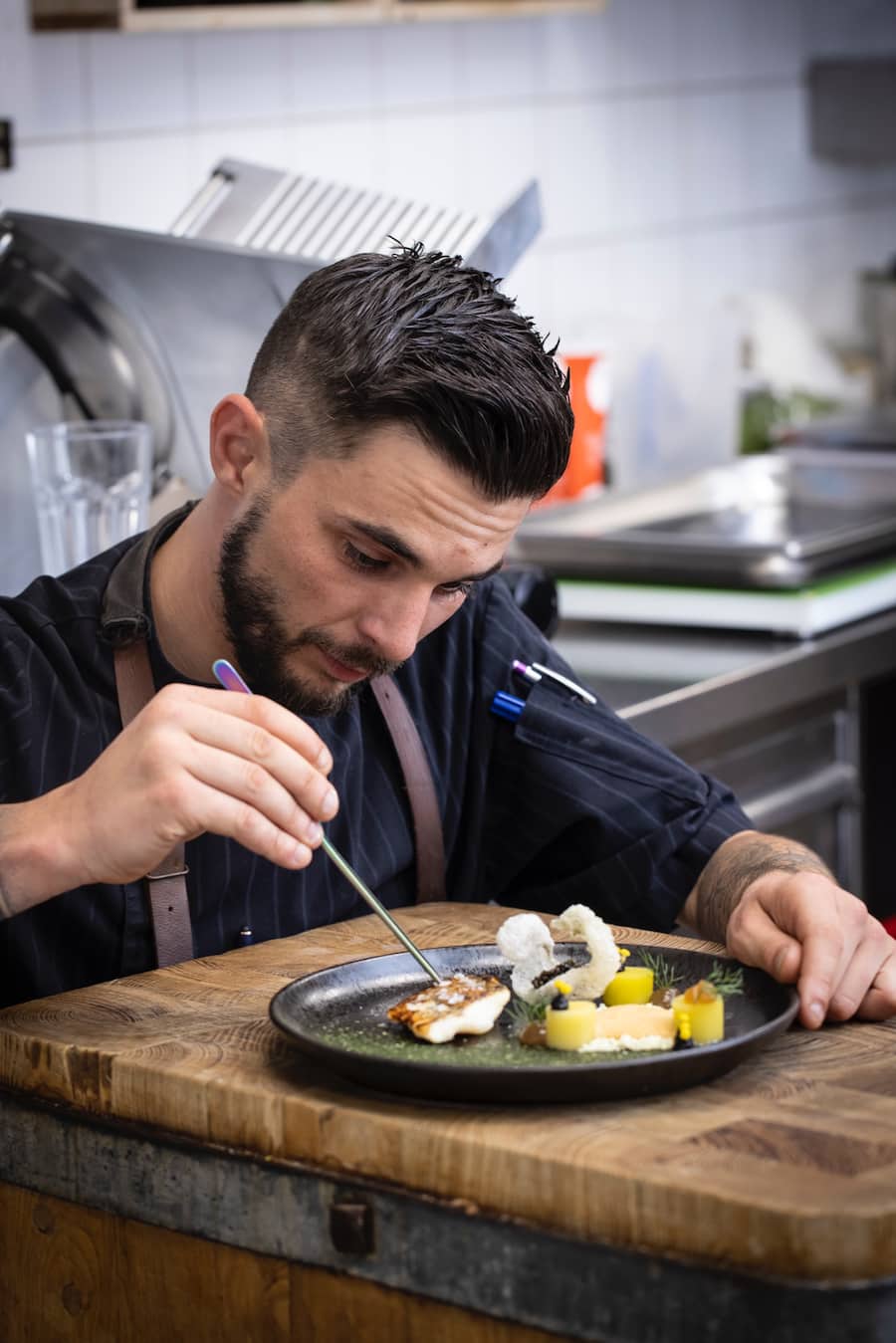 1910 Gourmet by Hausers, Messer Jonas â Küchenchef 1910