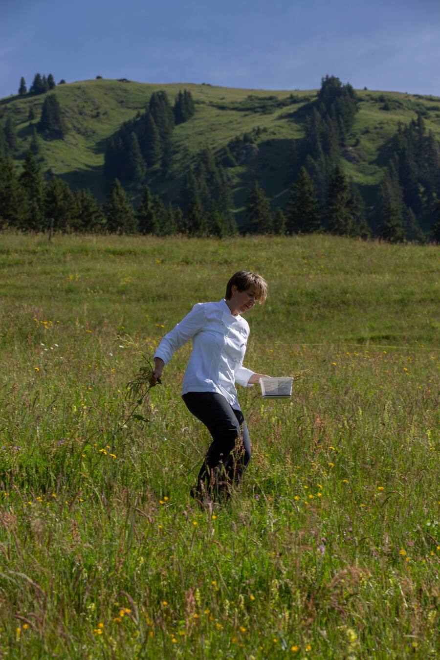 Bernadette Lisibach am Kräuter sammeln.