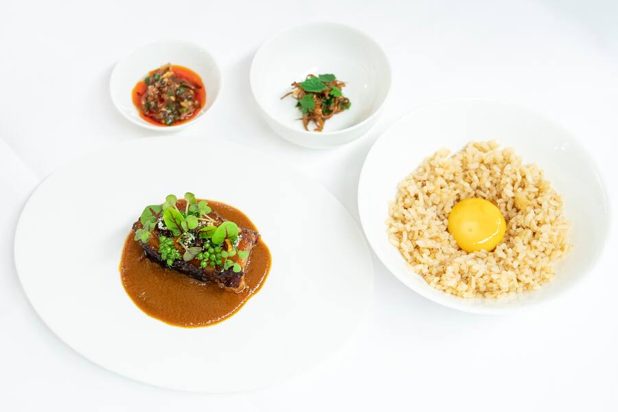 Epicure mit Prateek Sadhu, Smokes Pork, Jadoh, tomato chutney, bamboo shoot salad, tungrymbai