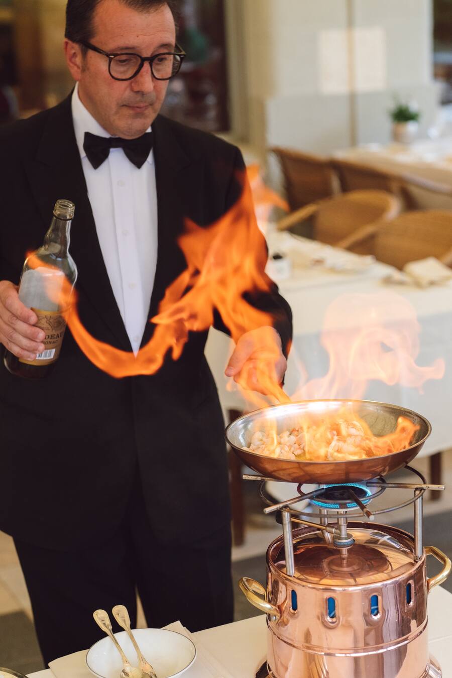 Oberkellner Maurizio bereitet Hummerspaghetti zu - Gstaad Palace - Swiss Deluxe Tour Juli 2022 - Copyright Olivia Pulver - 04.07.2022