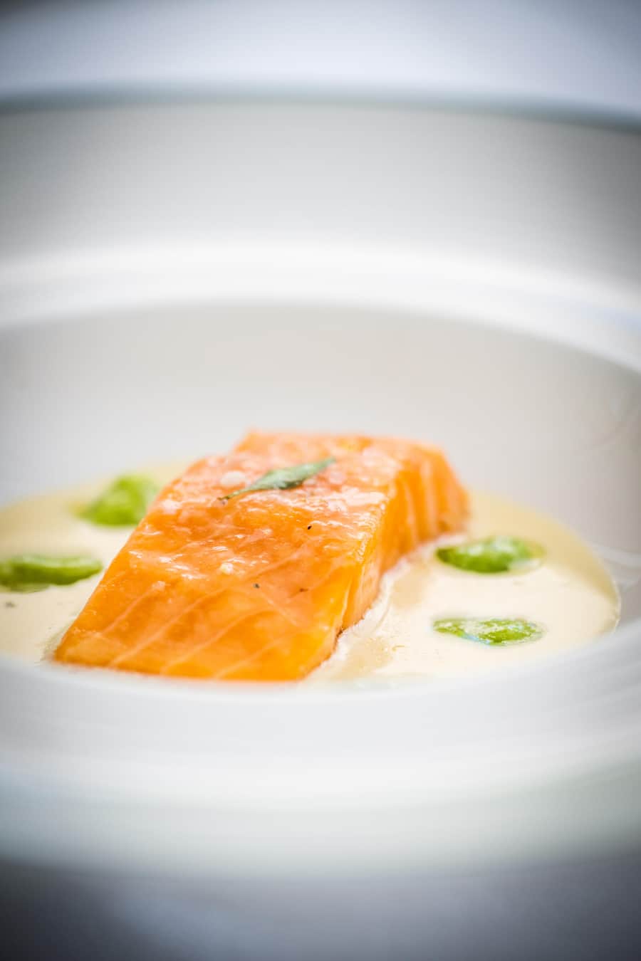 Guy Ravet, Tobias Funke kochen für Mercedes-Benz 2022: Saibling, Ackerbohnen, Ysop 4-Hands Dinner in Kollaboration mit Mercedes Benz mit Guy Ravet und Tobias Funke im Signau House & Garden in Zürich.Â