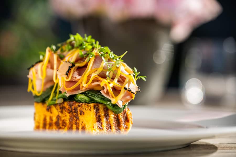 Heiko Nieder kocht Frühstück 2022: Gericht: Armer Ritter, Brioche, Blattspinat, Trüffelschinken, Trüffelmayonnaise, Eigelbgel, geriebener Trüffel, Gartenkresse