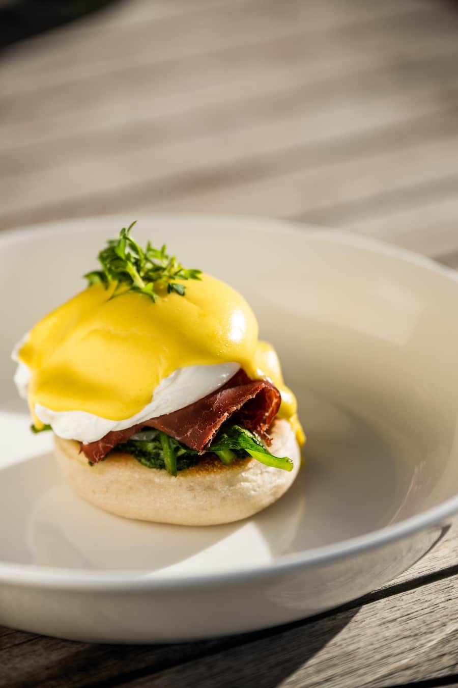 Heiko Nieder kocht Frühstück 2022; Gericht: Egg Benedict und ein Bio Ei, English Muffin, Blattspinat, Bündnerfleisch Scheibe, Pochiertes BIO Ei, Hollandaise, Gartenkresse.Â