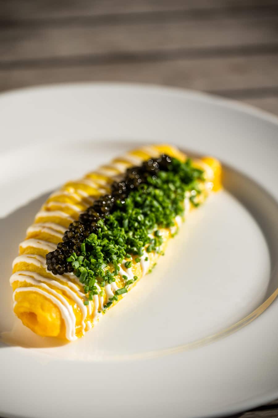 Heiko Nieder kocht Frühstück 2022: Gericht: Omelette, Crème fraîche, Schnittlauch mit Oscietra Kaviar.Â