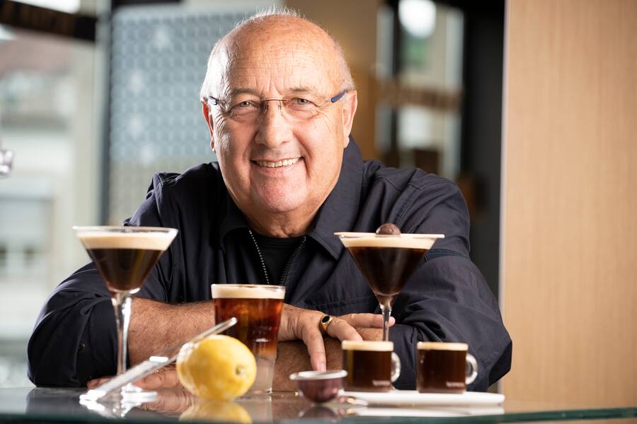 Louis Villeneuve,ancien maitre d'hotel à l'Hotel de ville de Crissier présente 4 cocktails de à base de café froid en collaboration avec Nespresso