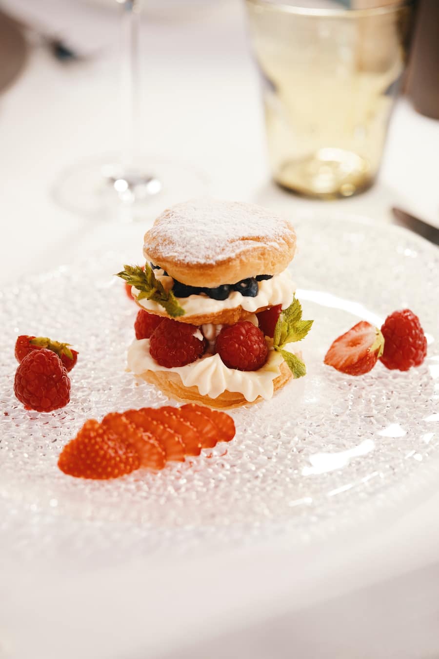 Mille foglia con crema chantelly e frutti rossiKlingler's Ristorante im Grand Hotel NationalHaldenstrasse 46006 LuzernChef de Service: Chris da ColChef: Valeriano Flori