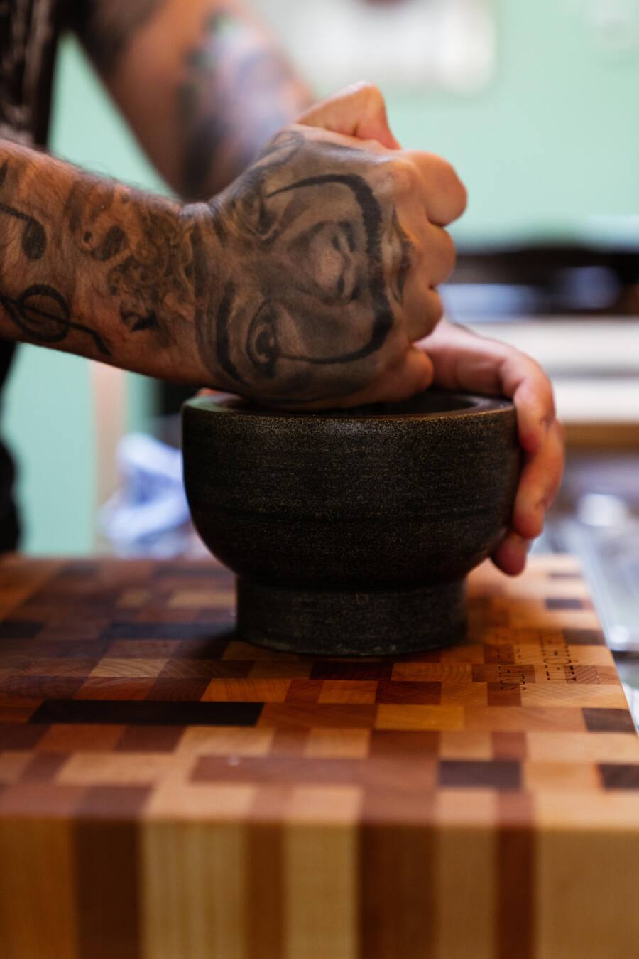 Oscar de Matos, Chefkoch Maihöfli Luzern, kocht mit Luma Fleisch - Freitag, 29.1.2021 - Copyright Olivia Pulver Oscar de Matos, Maihöfli, Luzern, Luma © Olivia Pulver