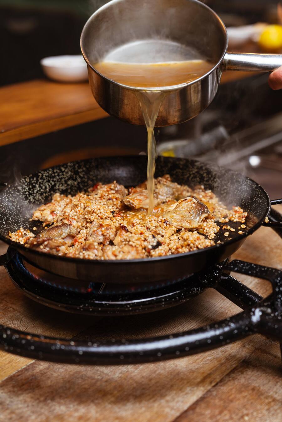 Arroz con pollo - Oscar de Matos, Chefkoch Maihöfli Luzern, kocht mit Luma Fleisch - Freitag, 29.1.2021 - Copyright Olivia Pulver Oscar de Matos, Maihöfli, Luzern, Luma © Olivia Pulver