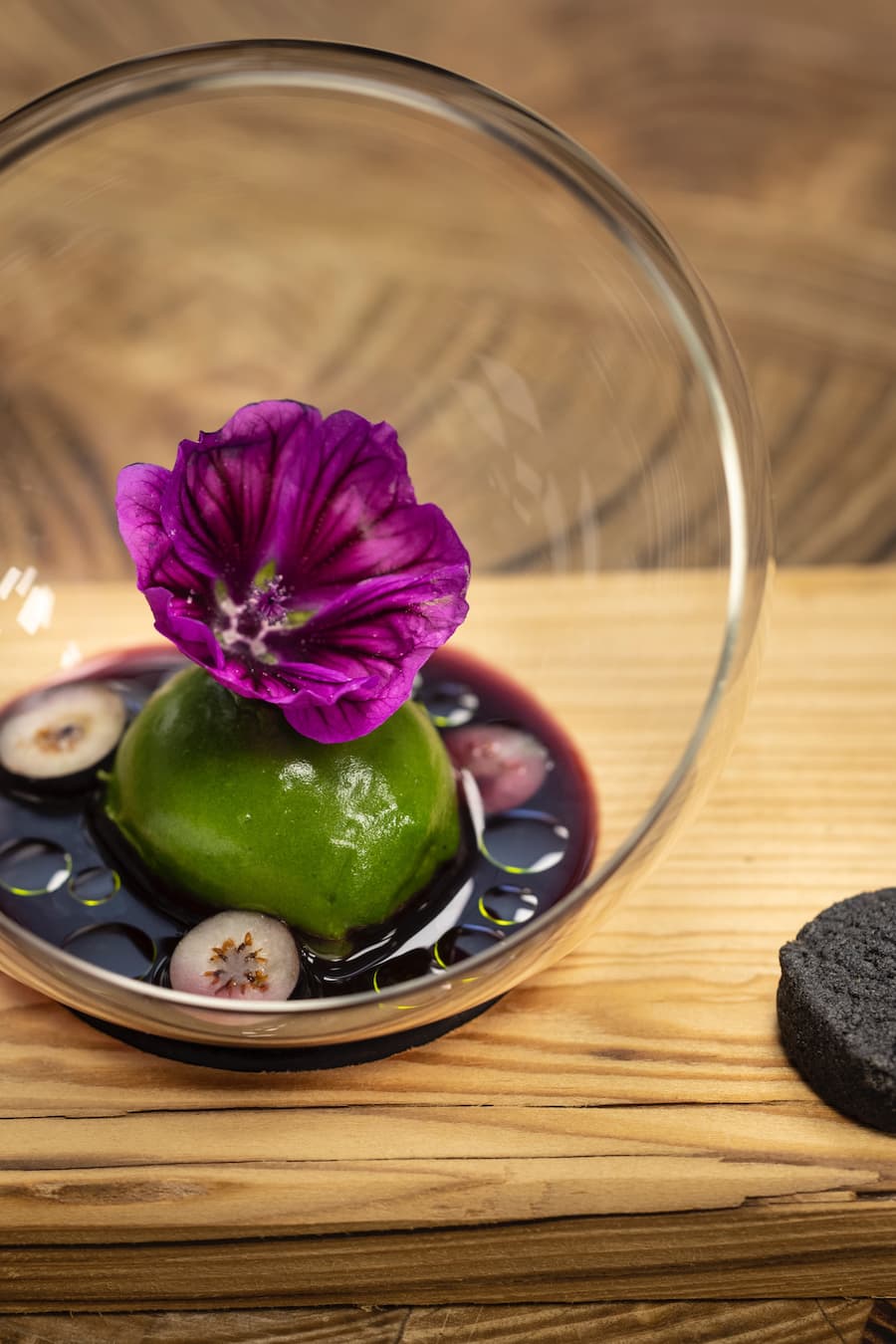 Pre-DessertKräutersorbet | Heidelbeere | Kohle-Sablé