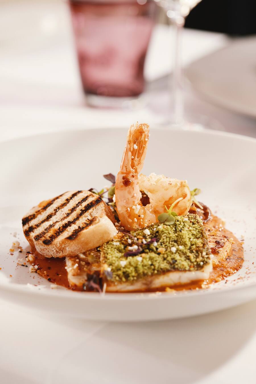 Teller:Rivistazione del Cacciuco alla Livornese (Seezungen-, Wolfsbaschfilet, Gambero, Moscardini)Klingler's Ristorante im Grand Hotel NationalHaldenstrasse 46006 LuzernChef de Service: Chris da ColChef: Valeriano Flori