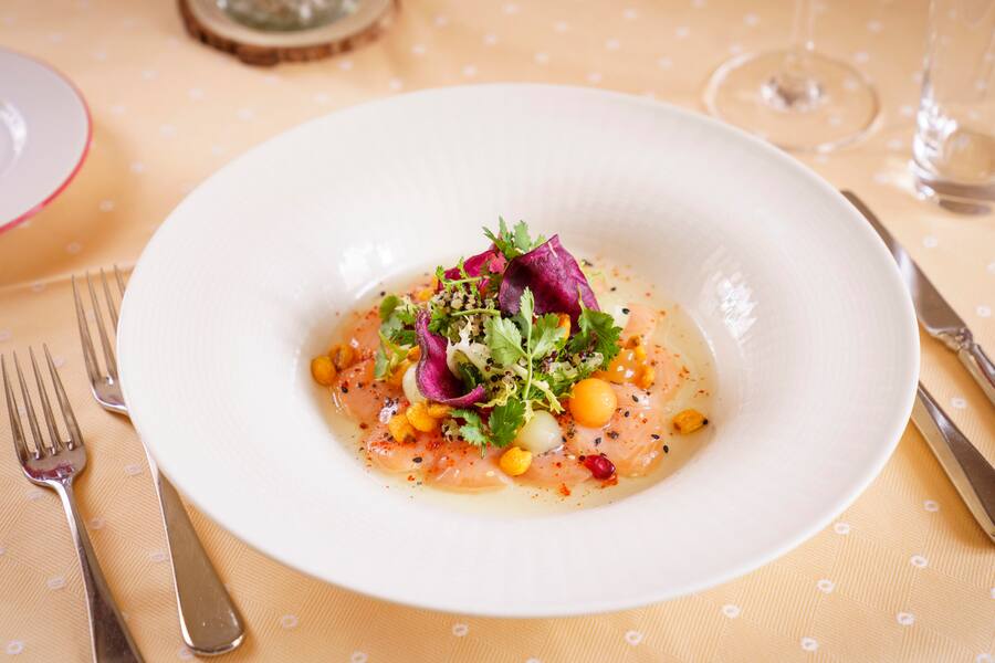 Ceviche vom Swiss Lachs in Tranchen geschnitten, mit einer Limetten- Chili- Marinade, mit Melone(Frische Perlen, Melonengel), Mais (gebackene Maiskörner), Sesam geröstet, Quinoa schwarz und weiss, Kräutersalat, Granatapfel und Lilasüsskartoffelchips, Marco Kind, Chasellas, Suvretta House, St Moritz © Daniel Martinek