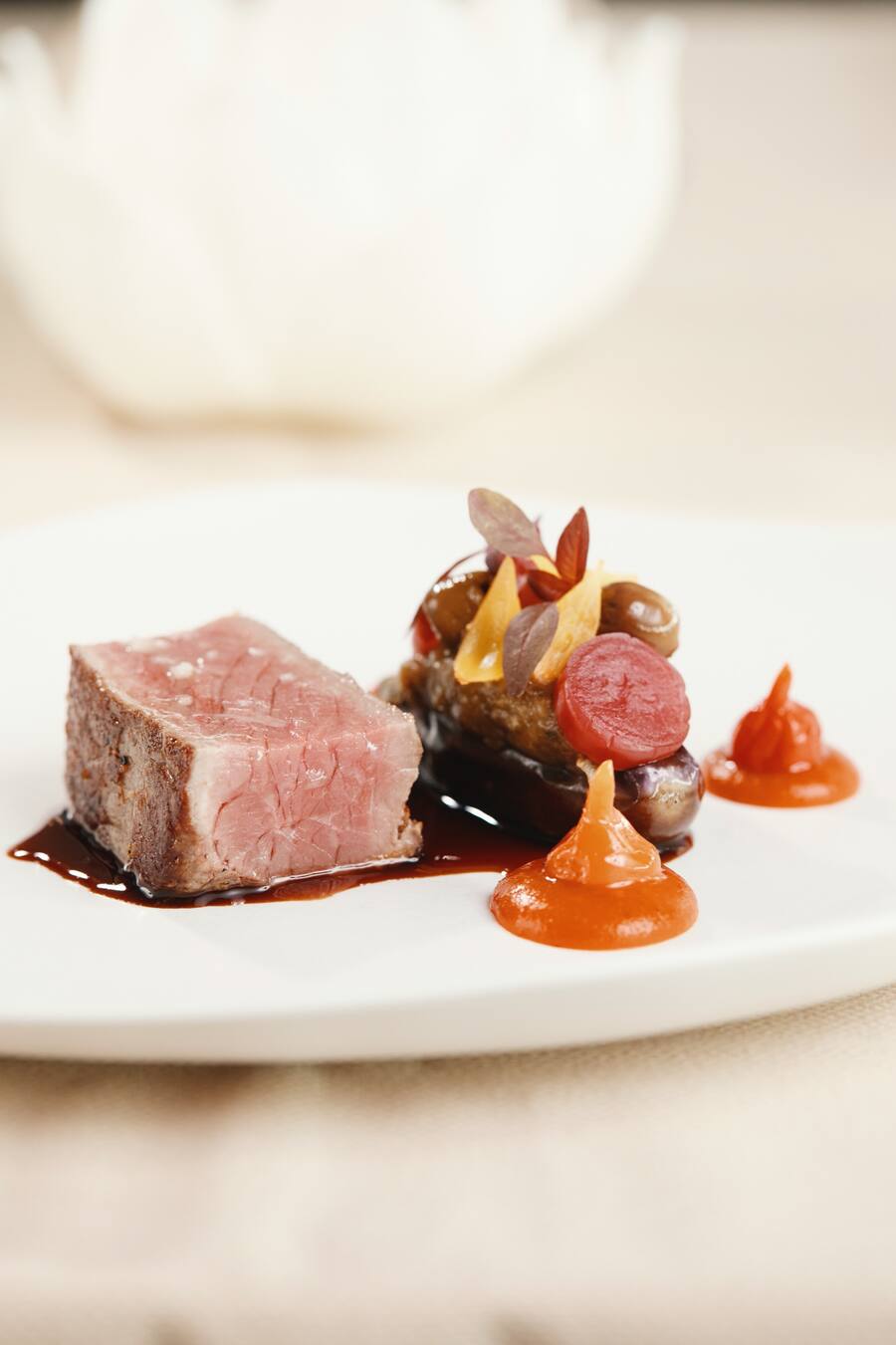 Teller: Dry Aged Entrecôte vom Emmentaler Black Angus RindMaggiapfeffer-Jus / Aubergine / geräucherte PeperoniSeerestaurant BelvédèreSeestrasse 18 A6052 HergiswilChef: Fabian Inderbitzin