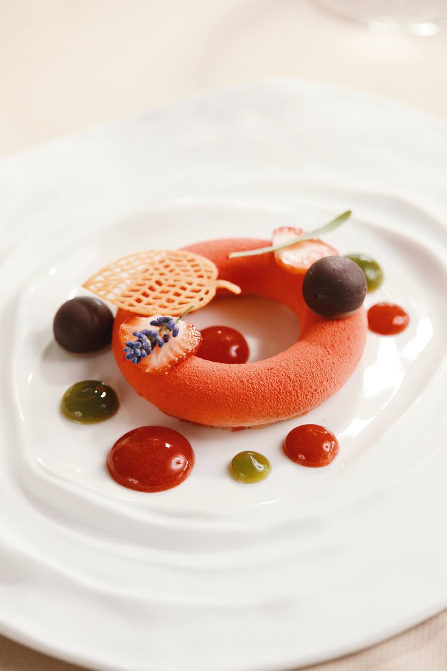 Teller: JoghurtmousseErdbeeren / Minze-Gel / Felchlin Grand Cru SchokoladeSeerestaurant BelvédèreSeestrasse 18 A6052 HergiswilChef: Fabian Inderbitzin