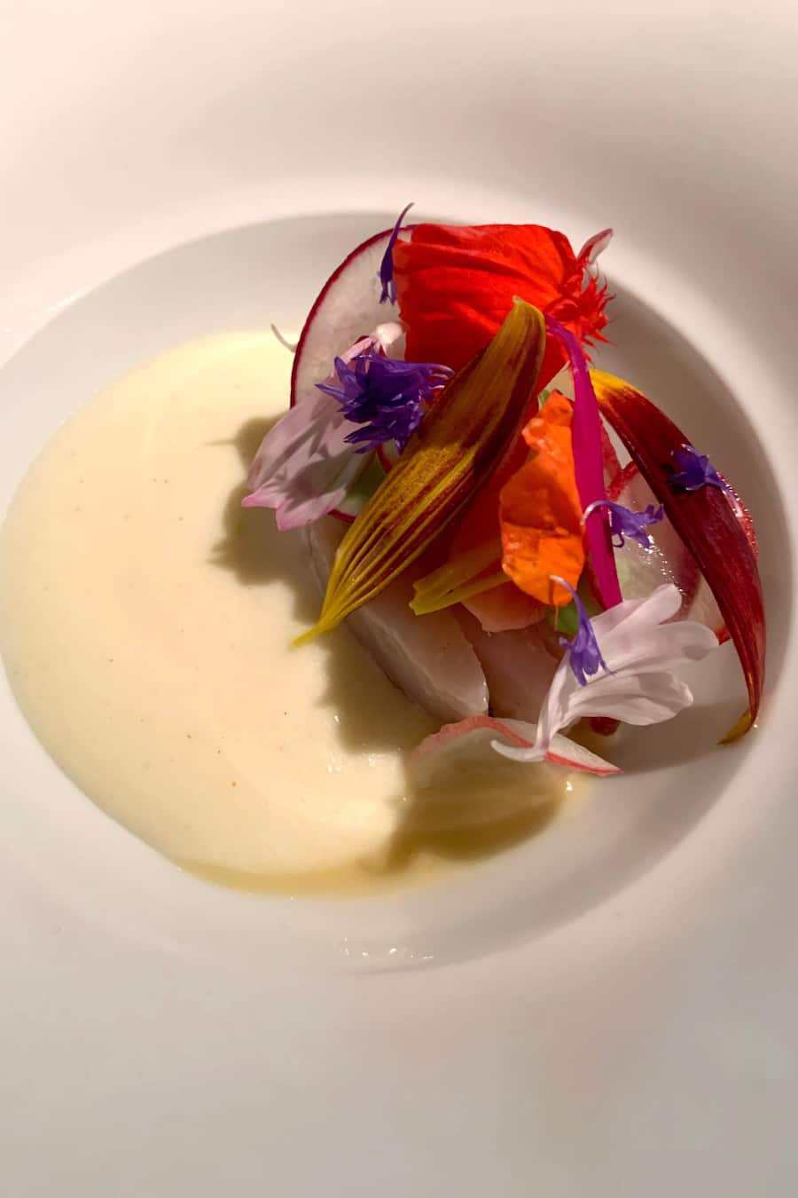 Andreas Caminada Gericht Saibling confiert, Radieschen, Buttermilch 2022