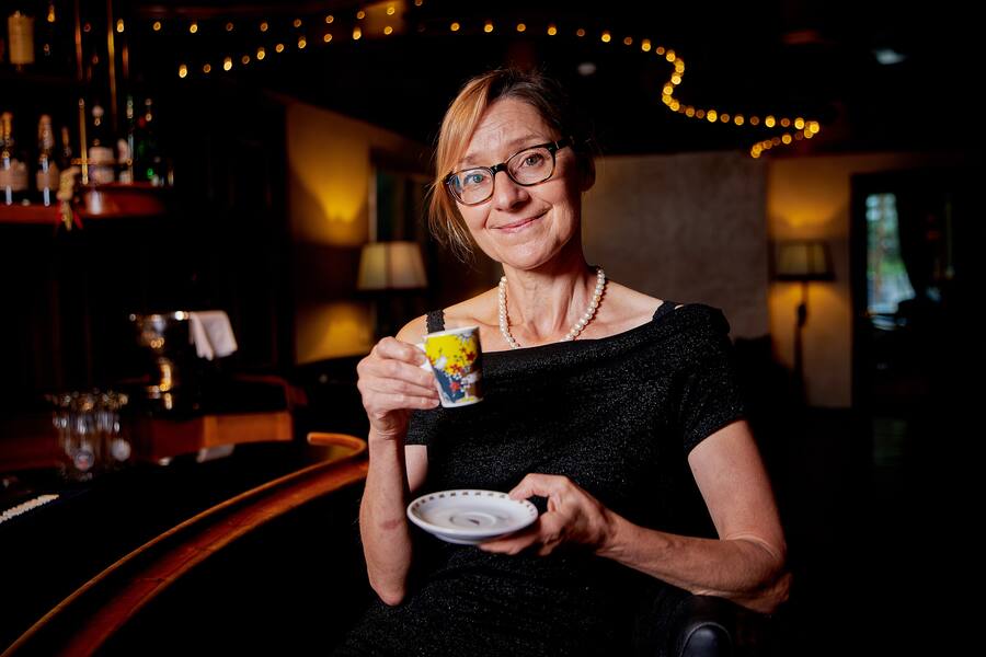 Zermatt, le 25 août août 2022, HÃTEL ZERMATTERHOF, durant les Nespresso Taste week, le chef Heinz Rufibach nous propose une déclinaison de plats avec du café ici lâartiste ayant créé des tasses pour Nespresso Ana Aregger du Bâle © Sedrik Nemeth