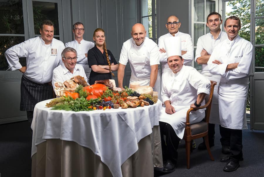 "Appel au droit à bien manger", des chefs romands. de gàd Pierrot Ayer,Claude Frôté,le Bocca Neuchâtel,Charles-Henri Zuchuat,L'Escale Le Chable,Marie Robert restaurant le Café -Suisse Bex,Philippe Chevrier,Château vieux,Franck Giovannini( assi devant),l'Hôtel de ville Crissier,Bernard et Guy Ravet,l'Ermitage des Ravet Vufflens-le-Château et Didier de Courten hôtel restaurant Didier de Courten