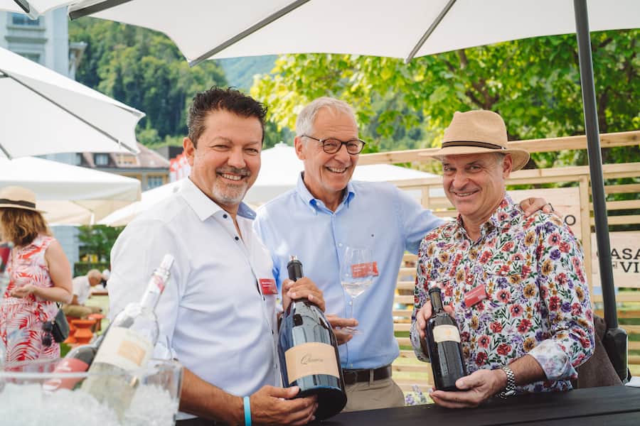 Casa del Vino: Klaus Gasser (Terlan), Christoph Bürki, Geschäftsführer, Michele Conceprio, Vinattieri - GaultMillau Garden Party 2022 - Bad Ragaz - 14.8.2022 - Copyright Olivia Pulver