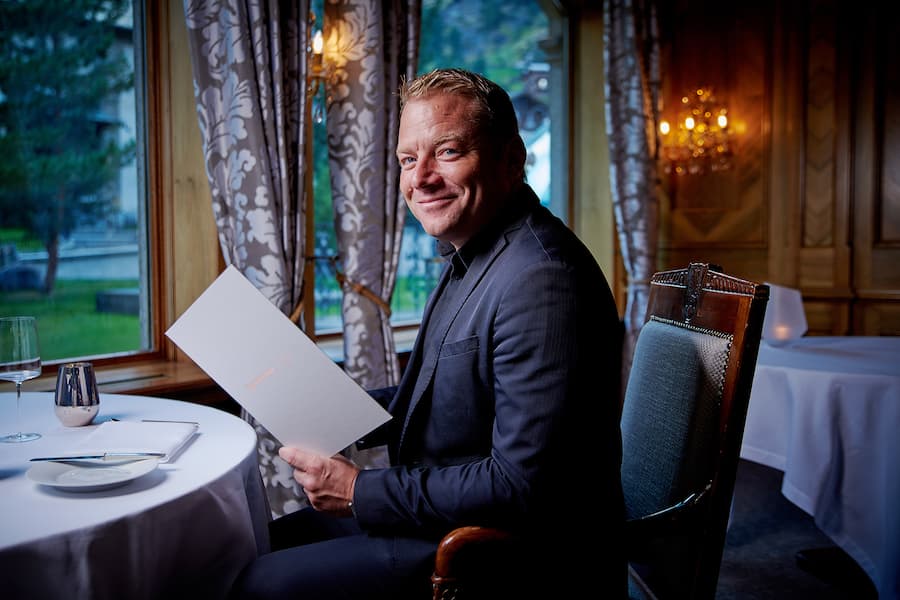Zermatt, le 25 août août 2022, HÃTEL ZERMATTERHOF, durant les Nespresso Taste week, le chef Heinz Rufibach nous propose une déclinaison de plats avec du café ici Dominique Neuenschwanger du groupe Nespresso © Sedrik Nemeth