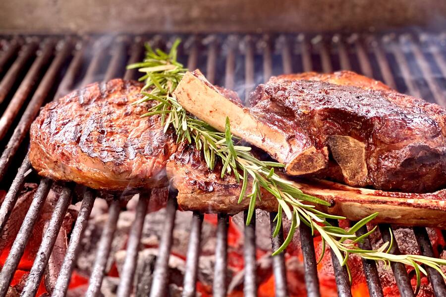 Fleisch auf Grill im Luxushotel Suvretta House in St. Moritz 2022