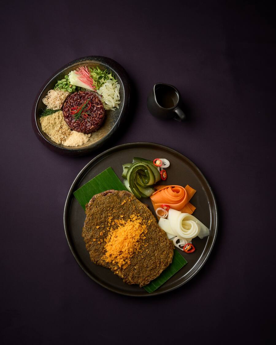 Gericht Kua Kling & Gericht Khao Yum von Chatsorn im Sindhorn Kempinski Hotel Bangkok 2022