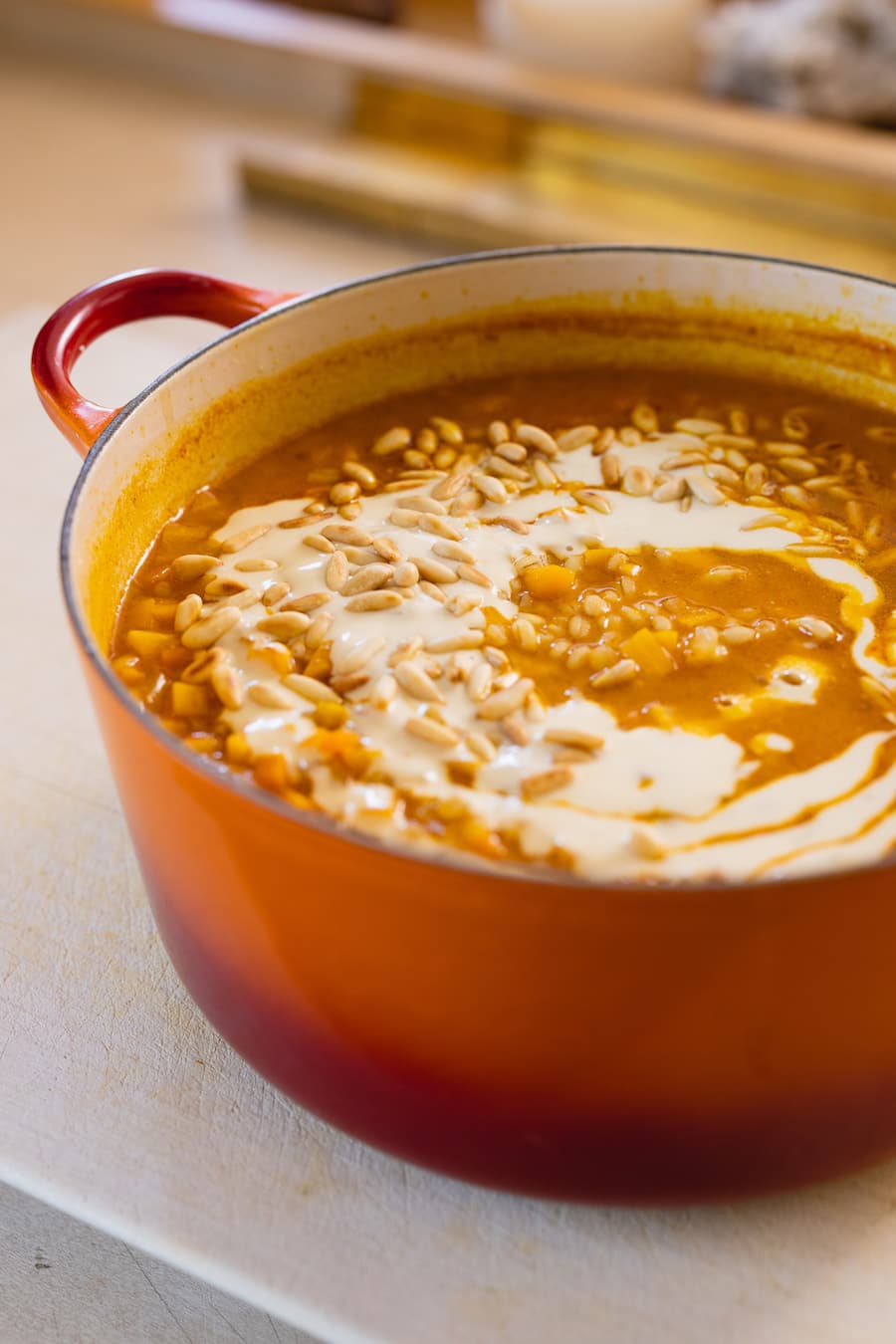 Tanja Grandits, KAROTTEN-GERSTEN-SUPPE MIT TAHINI-SAUERRAHM, Tanja Vegetarisch