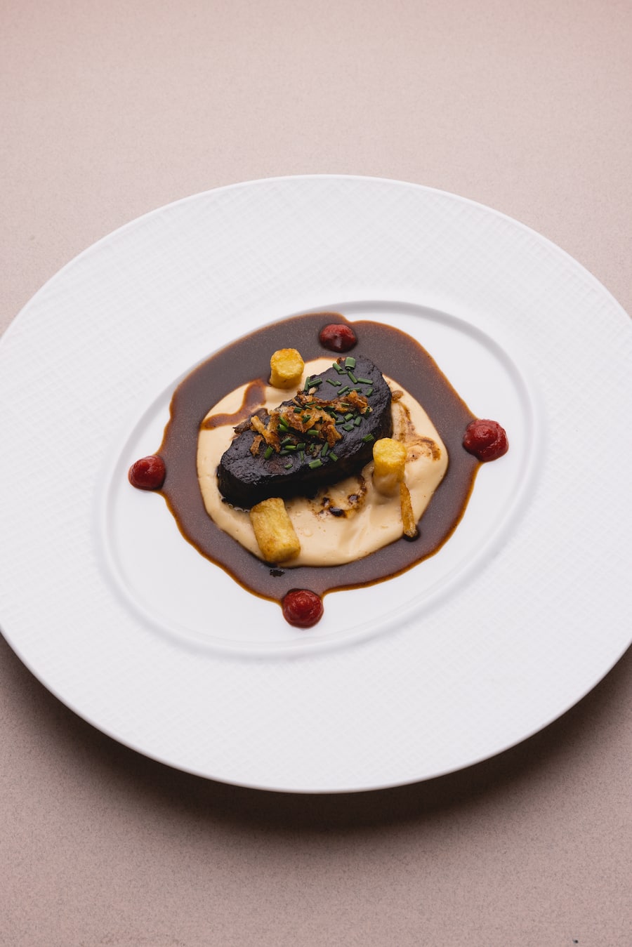 Guy Ravet Gericht Schweizer Wagyu-Ribs, 36h gegart, Shiro-Miso-Blumenkohl, Fermentierte Würze Berghotel Zur Sau in Abländschen BE 2022