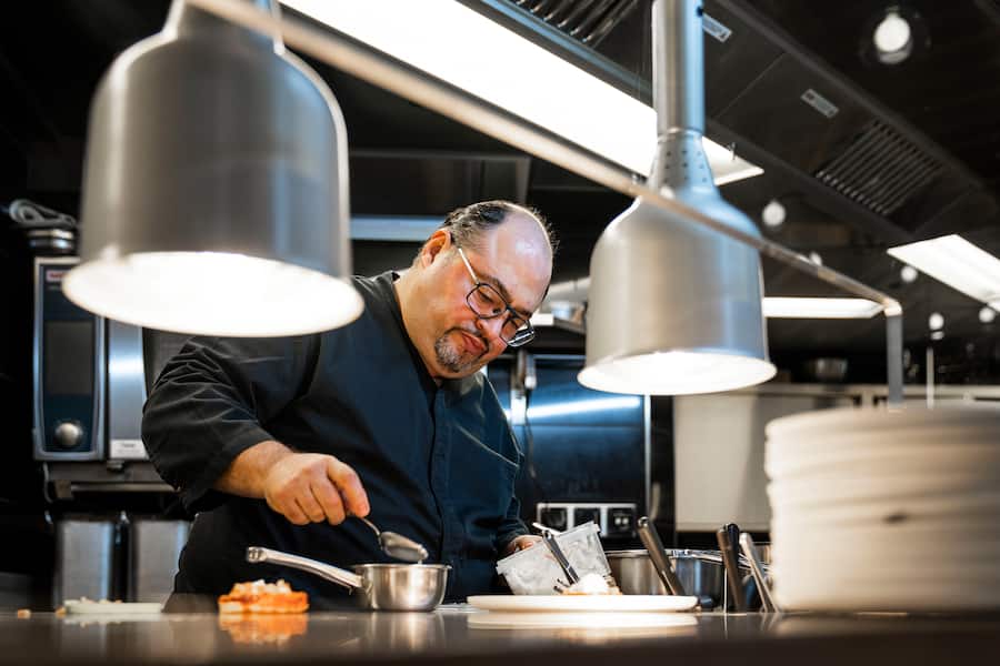 31.10.2022; Zürich: GMC - Ristorante Ornellaia; Antonio Colaianni bereitet die âBirnentarte mit Pecora bluâ vor. © Valeriano Di Domenico
