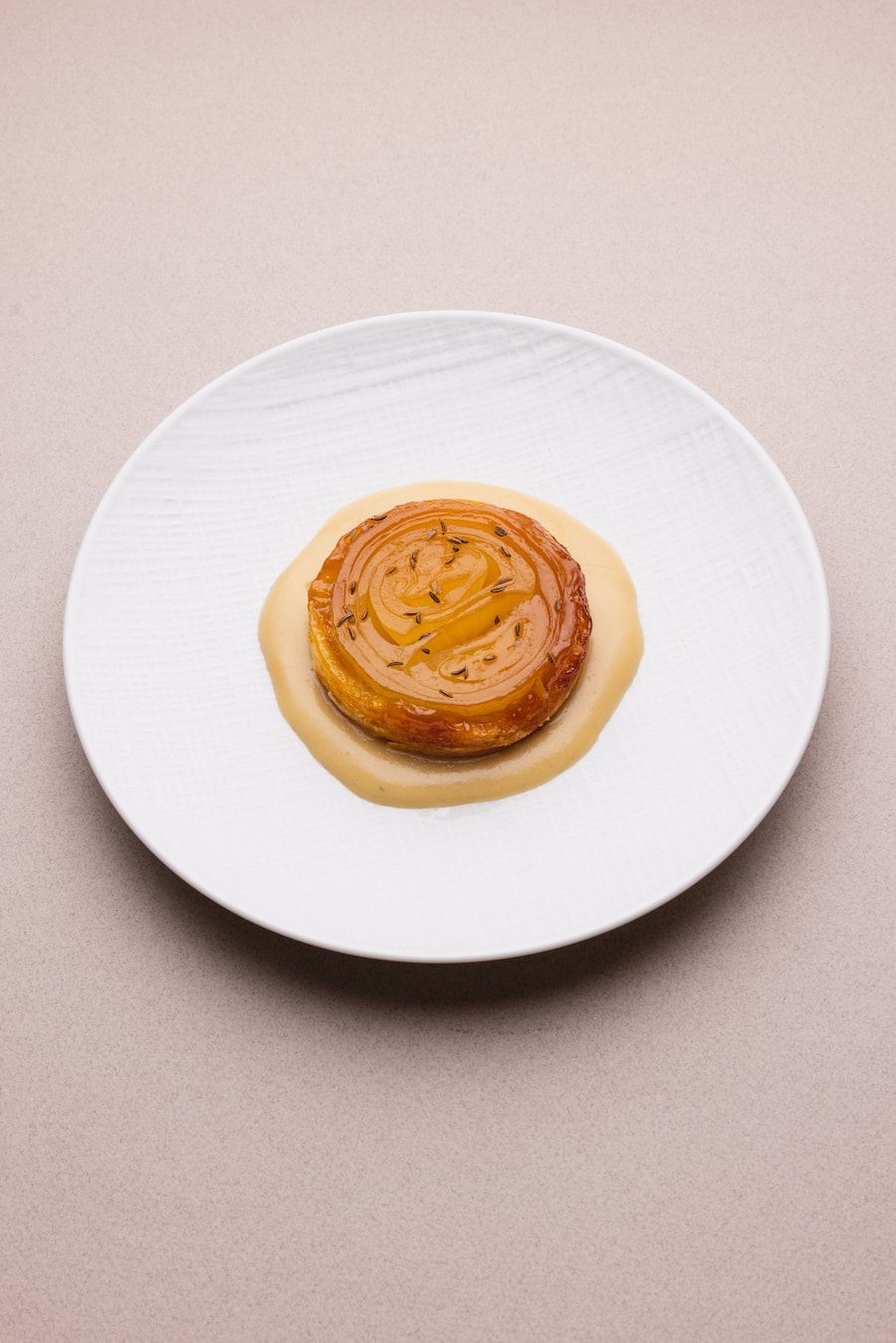 Ivo Adam Gericht Zwiebel, Blätterteig, Alpkäse, Kümmel Berghotel Zur Sau in Abländschen BE 2022