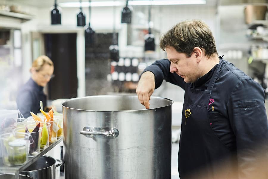 Stucki Basel Team Tanja Grandits bei der Arbeit