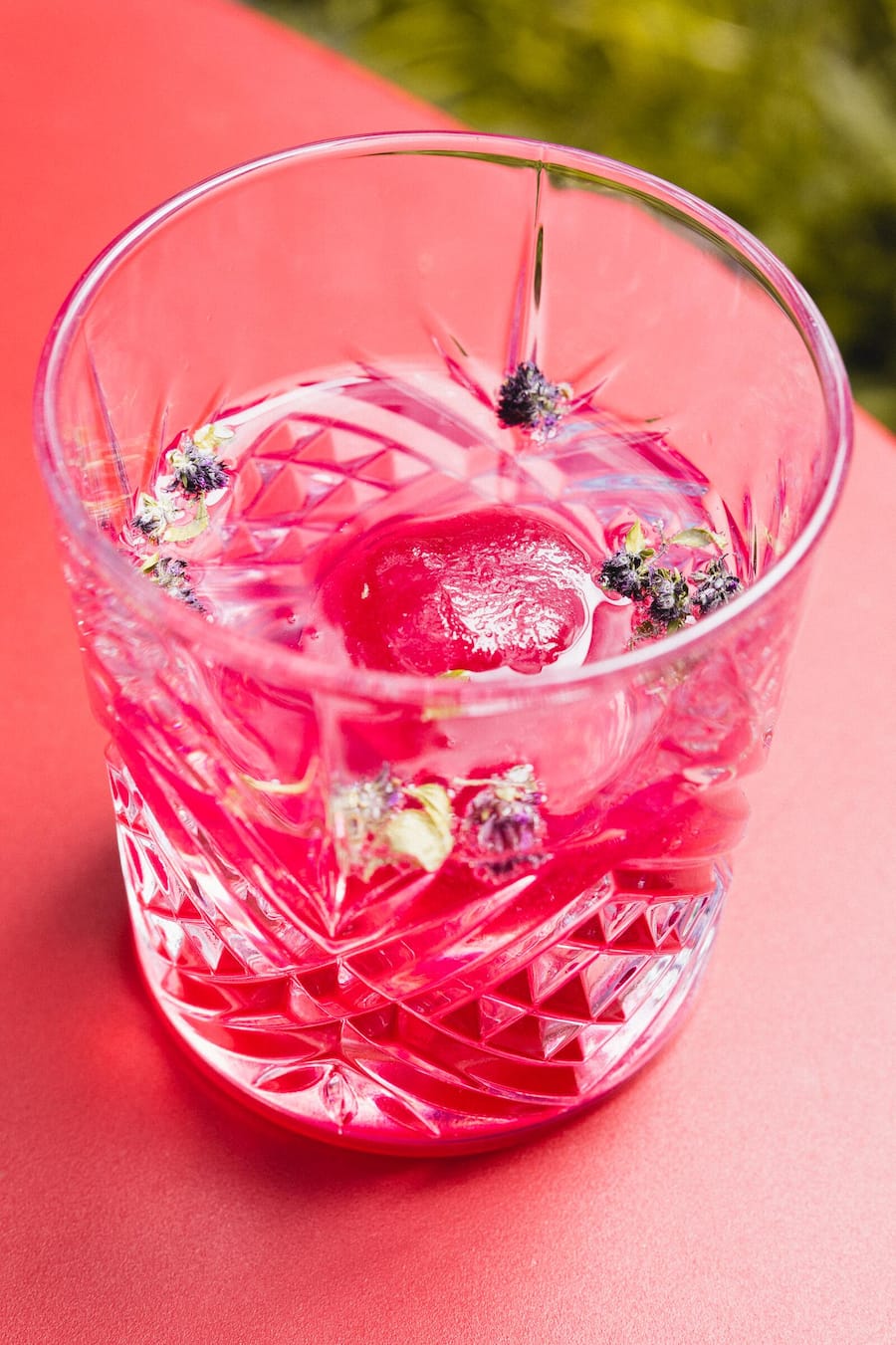 Swiss Mountain Spring Tonic, Berghotel Zur Sau, Abländschen, Cassis Gin Tonic, Cassis-Eiswürfel, Gstaad-Gin, Swiss Mountain Spring Tonic Zero Tonic Water, Thymian-Blüten