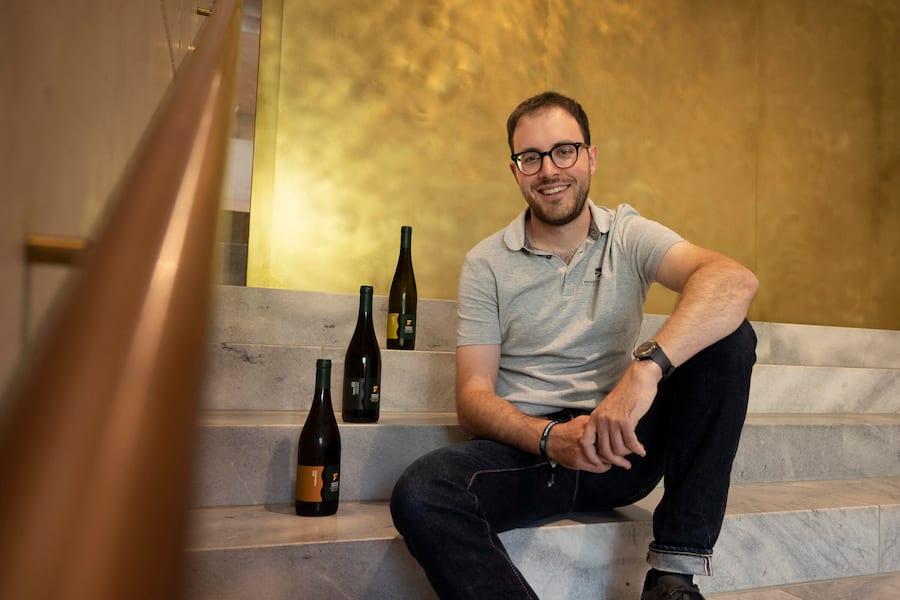 Gianmarco Ofner fährt das Weingut Pircher und hat neue Etiketten
