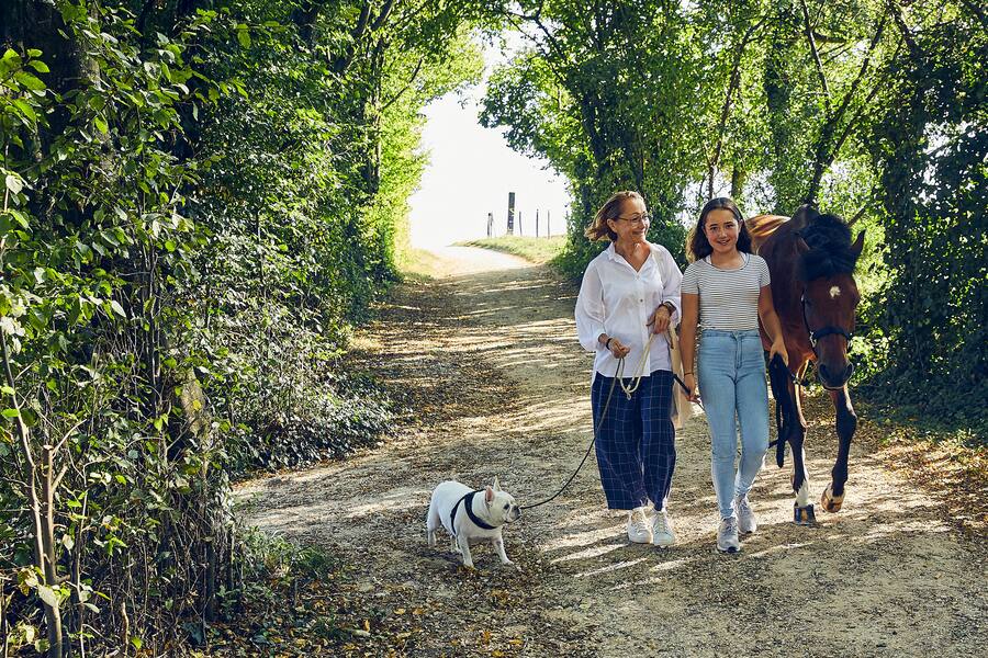 Tanja Grandits mit Tochter Emma und ihrem Pferd Paul sowie Hund Norma auf dem Hof Klosterfiechten. Tanja Grandits, Köchin des Jahres 2019 von Gault & Millau Schweiz, 19 Punkte, fotografiert in Basel im September. Foto Lucia Hunziker