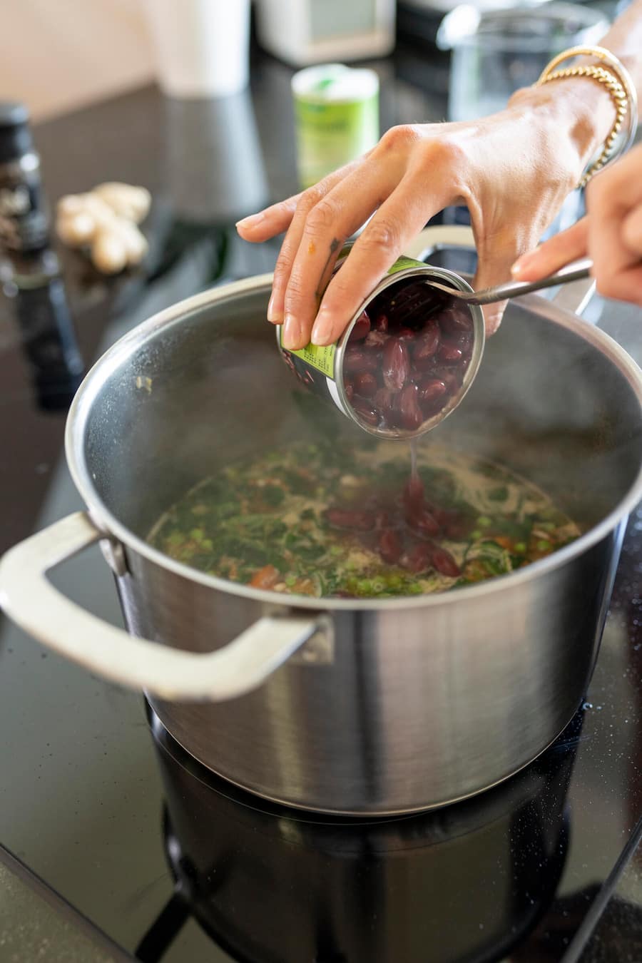 Anja Leuenberger, kocht bei sich zuhause in Adliswil