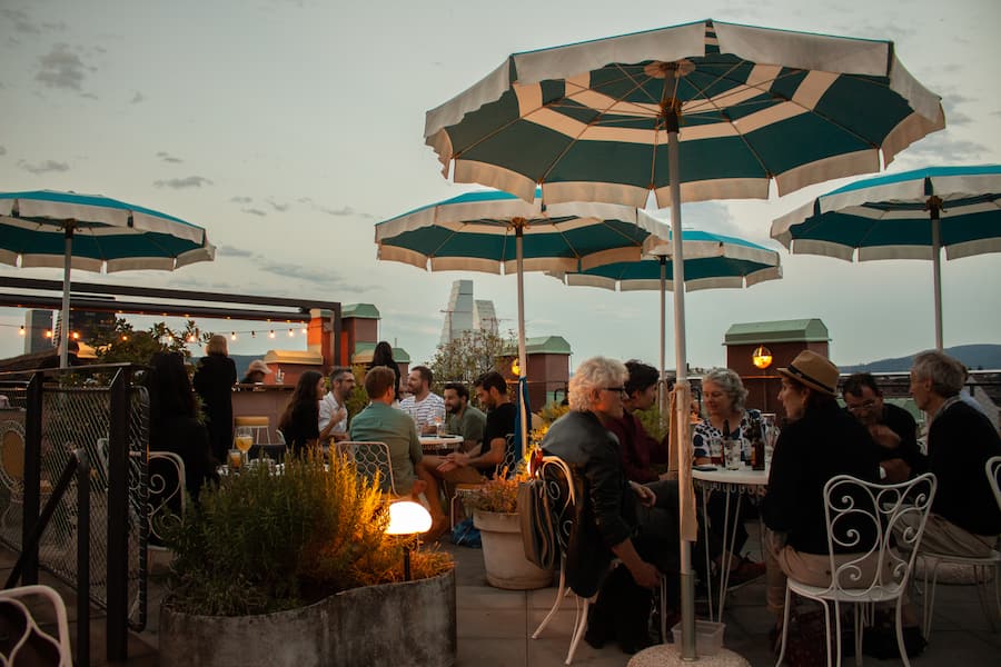 Basel isst Blog spritzige Drinks mit Blick auf die beiden Roche Türme