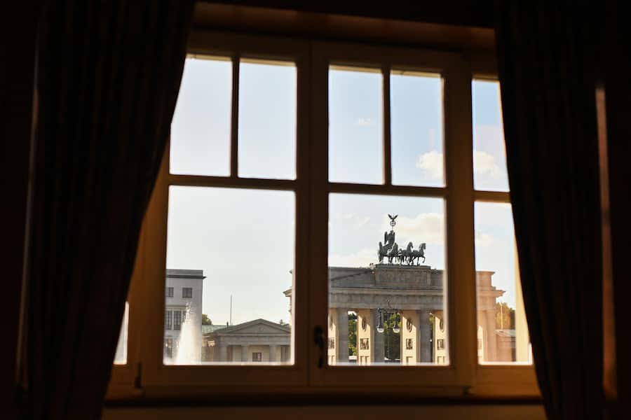 Blick auf dem Brandenburger Tor vom Restaurant "Lorenz Adlon Esszimmer" im Hotel Adlon in Berlin.