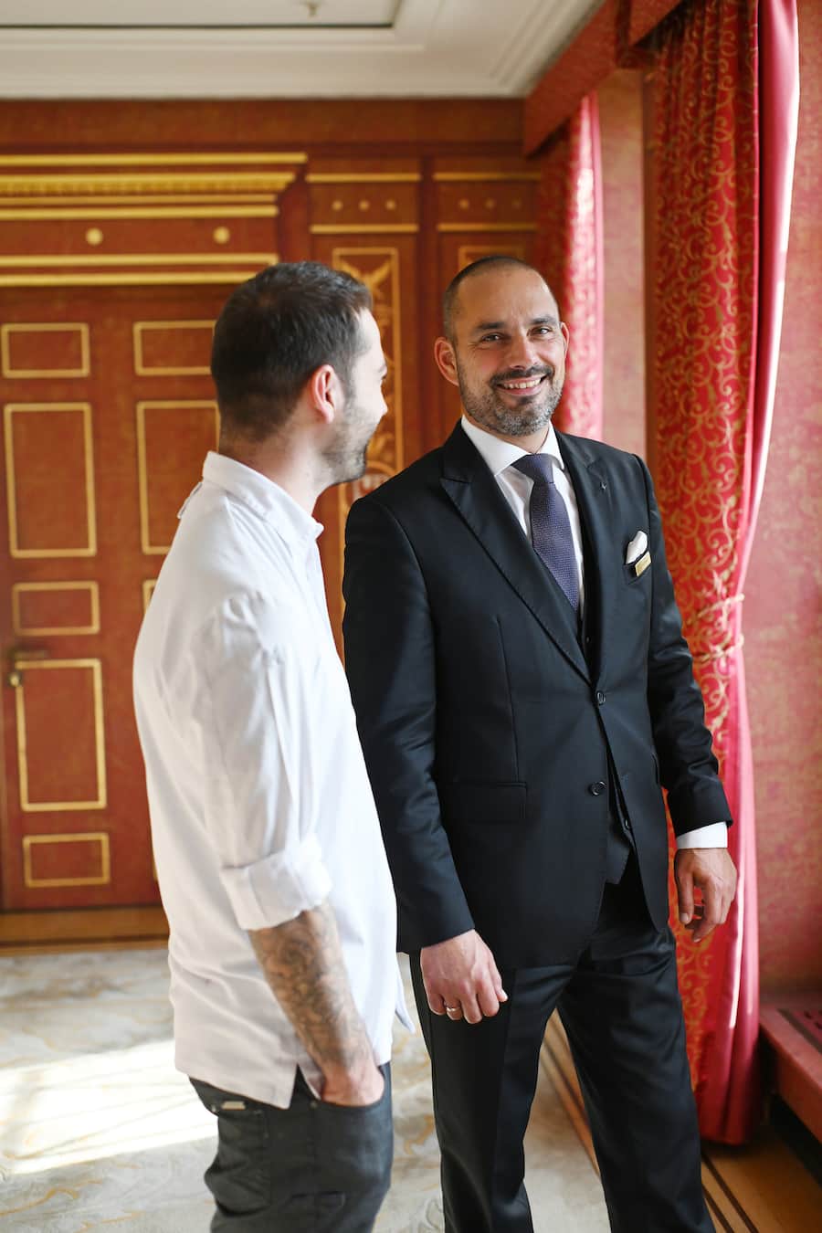 Chefkoch Reto Brändli und Gastgeber Oliver Kraft. Restaurant "Lorenz Adlon Esszimmer" im Hotel Adlon in Berlin.