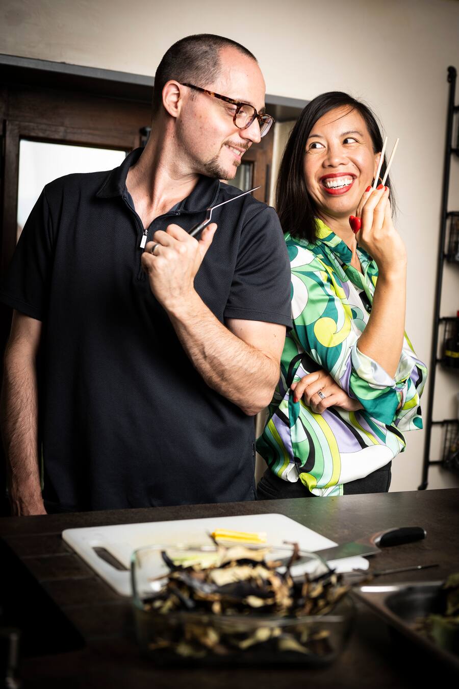 Dao Nguyen et Pasquale Altomonte, couple de cuisinier passionnés.Elle participe à Masterchef sur France 2 dès le 23 août.Ici chez eux à Meyrin