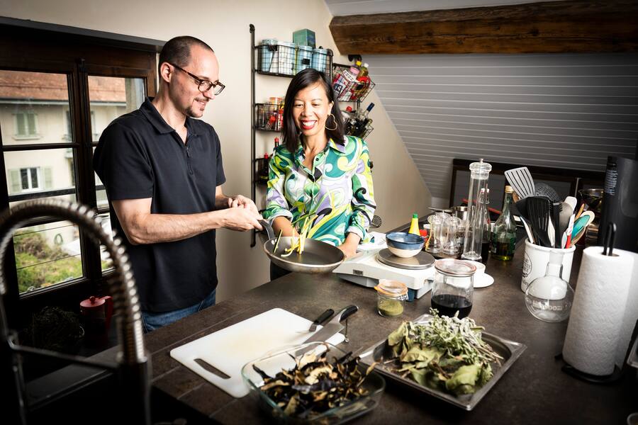 Dao Nguyen et Pasquale Altomonte, couple de cuisinier passionnés.Elle participe à Masterchef sur France 2 dès le 23 août.Ici chez eux à Meyrin